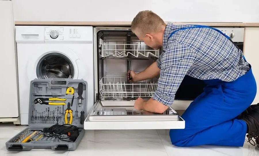 Ödemiş Vaillant servisi teknisyen ekibi beyaz eşya tamiri yaparken